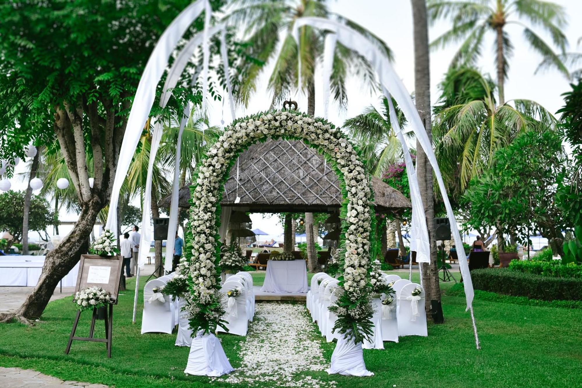 Hotel Nikko Bali Benoa Beach Nusa Dua  Eksteriør bilde A wedding arch