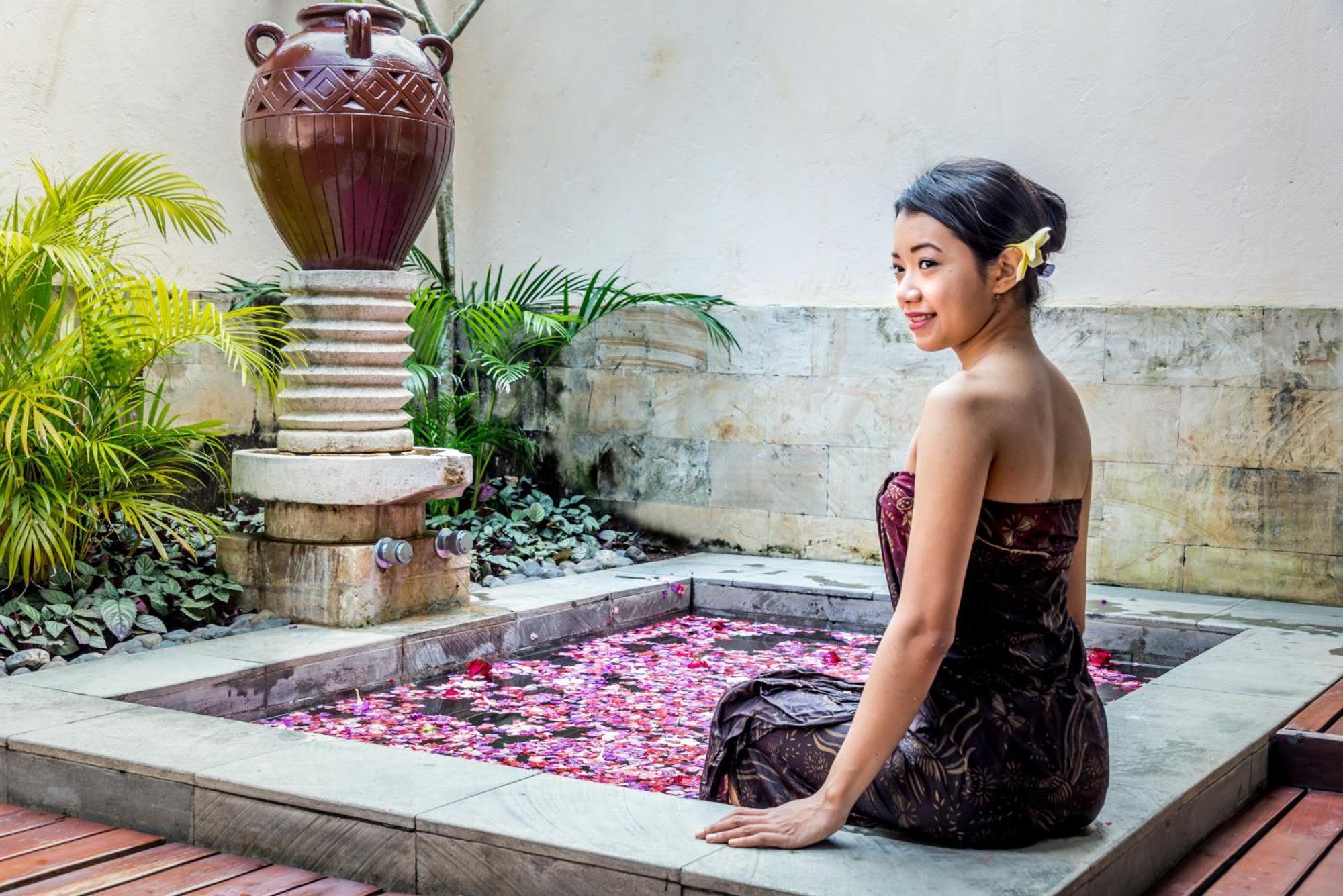 Hotel Nikko Bali Benoa Beach Nusa Dua  Eksteriør bilde A woman in traditional Balinese attire